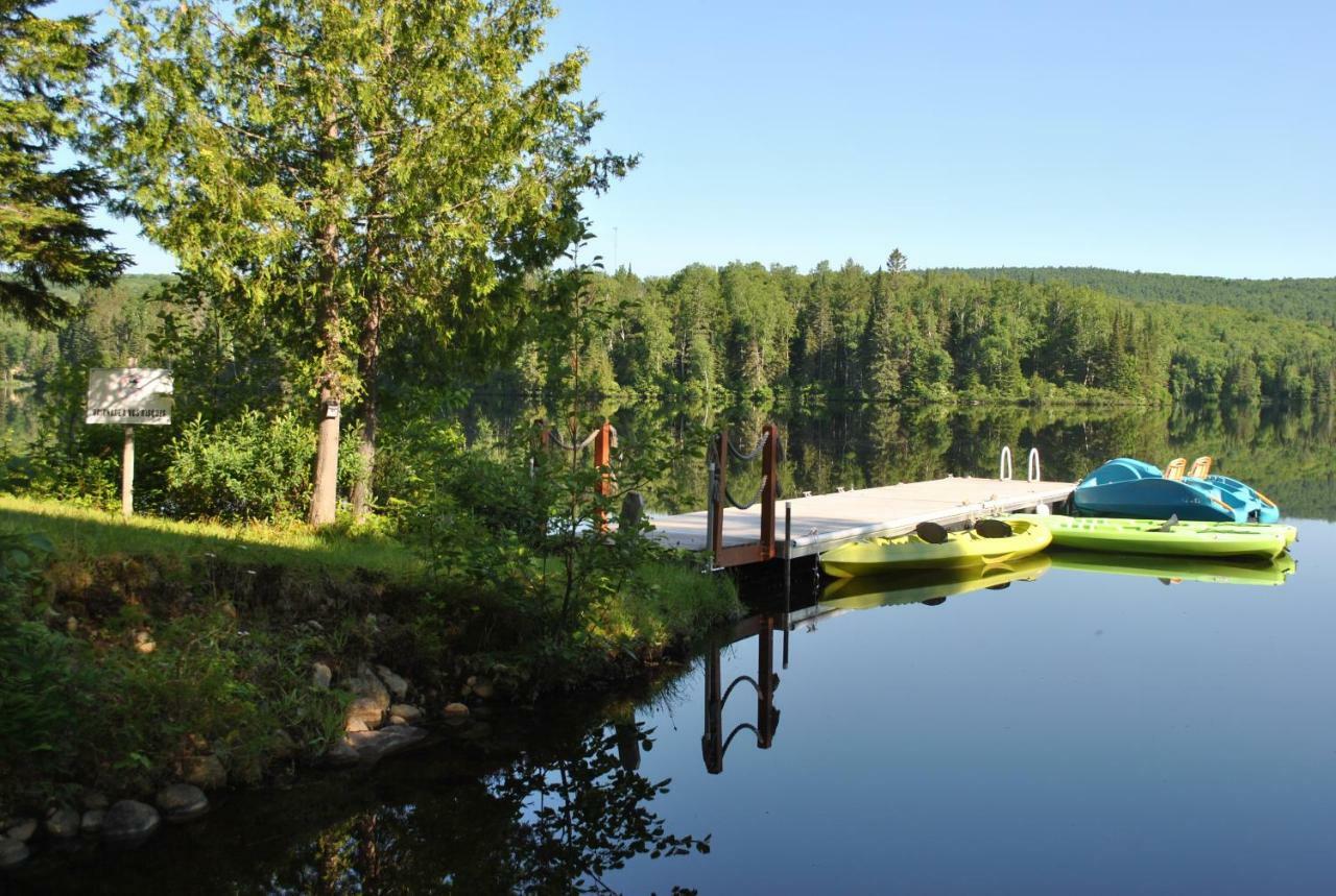 Motel Ours Bleu Lac-Saguay ภายนอก รูปภาพ